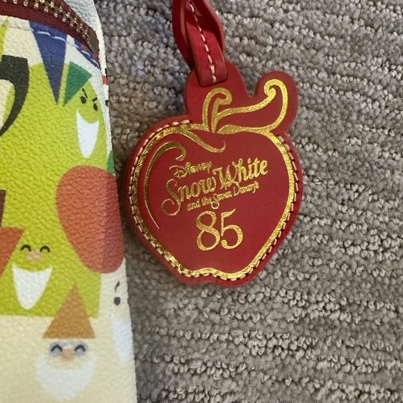 Disney Dooney & Bourke Bag - Snow White And The Seven Dwarfs - Crossbody - Picture 3 of 4